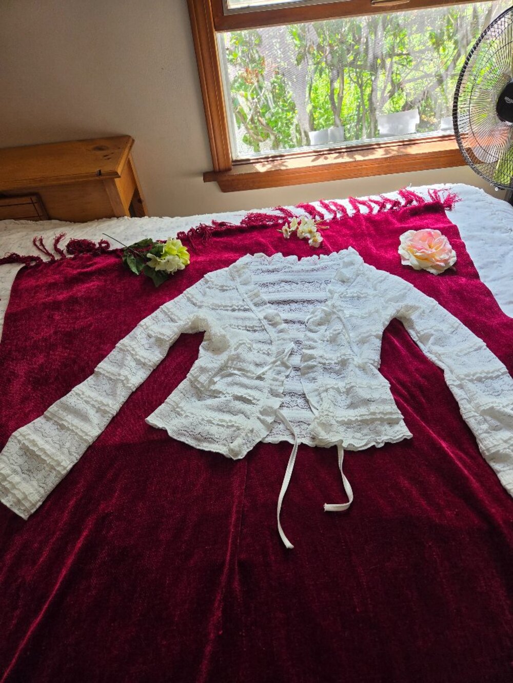 EXQUISITE WHITE LACE CARDIGAN SIZE LARGE BRAND NEW!!!!